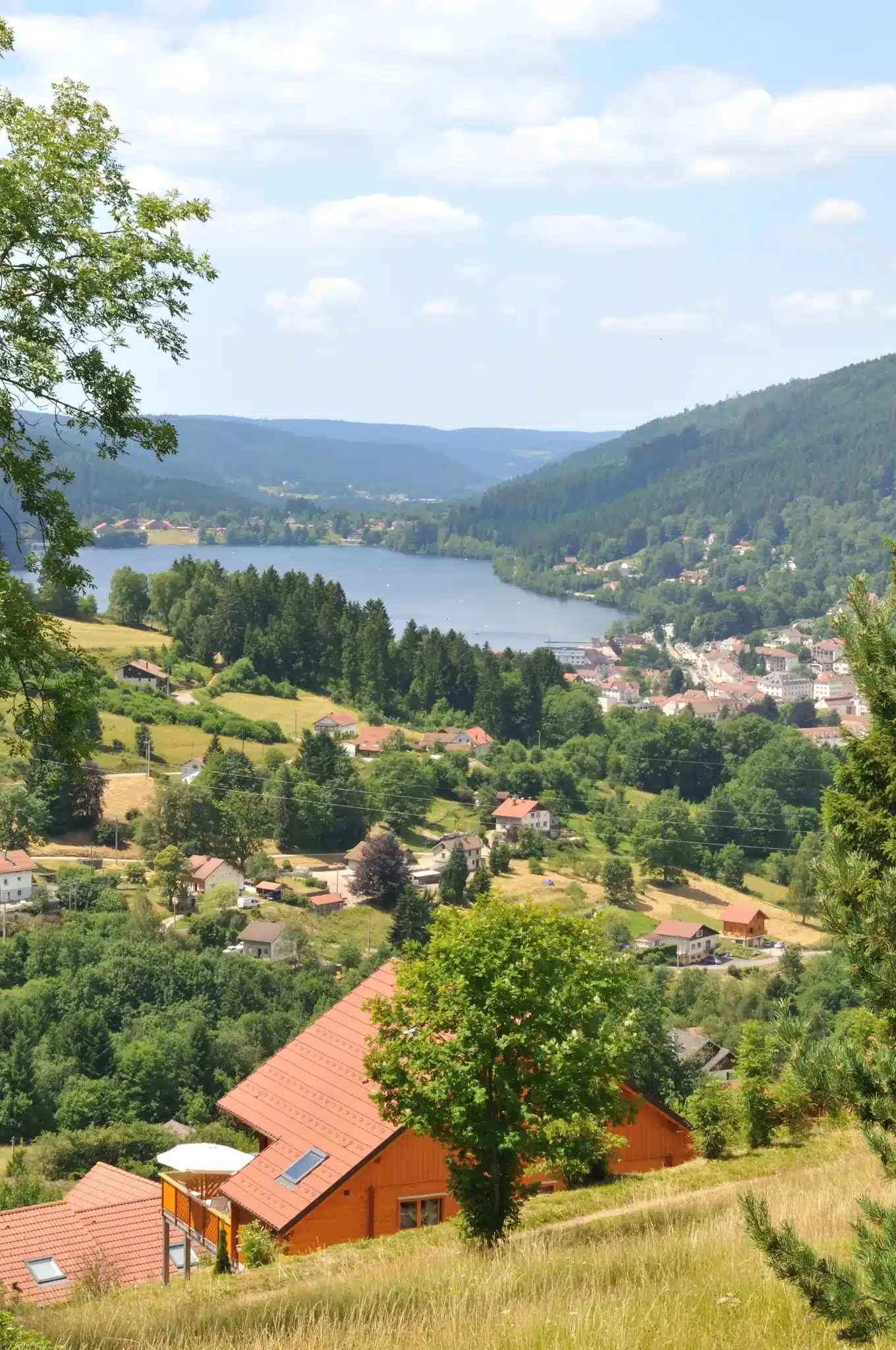Camping en bord du lac de Gérardmer avec vue imprenable sur l’eau et les montagnes.